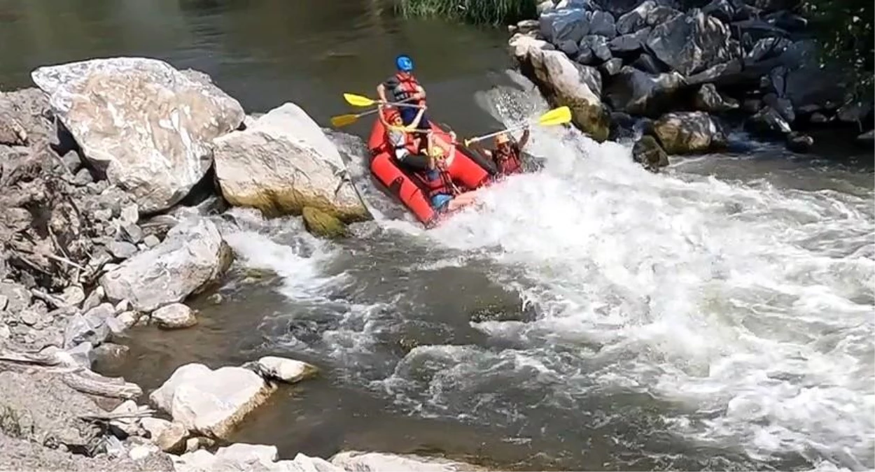 Bursa’da Kocasu Çayı’nda rafting yapan dağcıların heyecan dolu anları