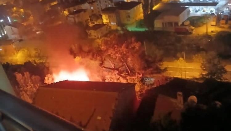 Odunluktaki yangın mahalleyi sokağa döktü