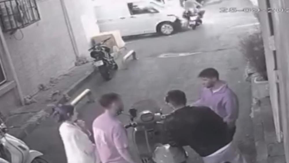 aniden yola cikan motosikletliye kamyonet carpti Hp5e6kYs