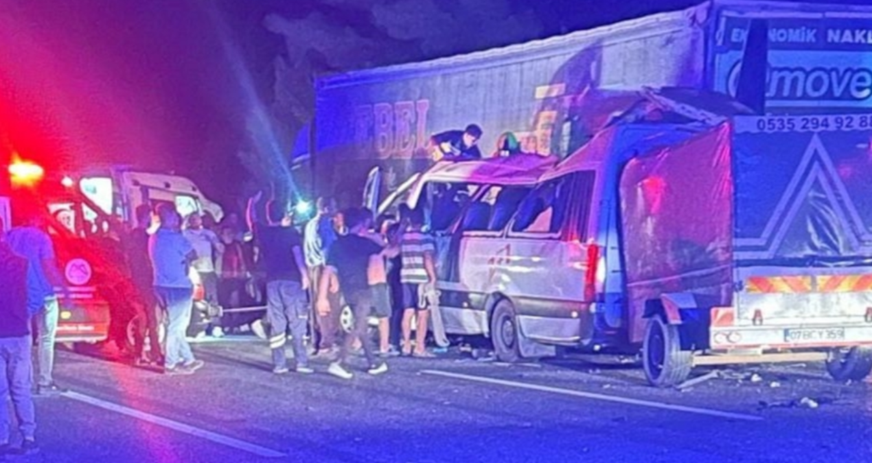 feci kaza 3 can aldi 16 kisi yaralandi minibus tira carpti 4stKP8Ua