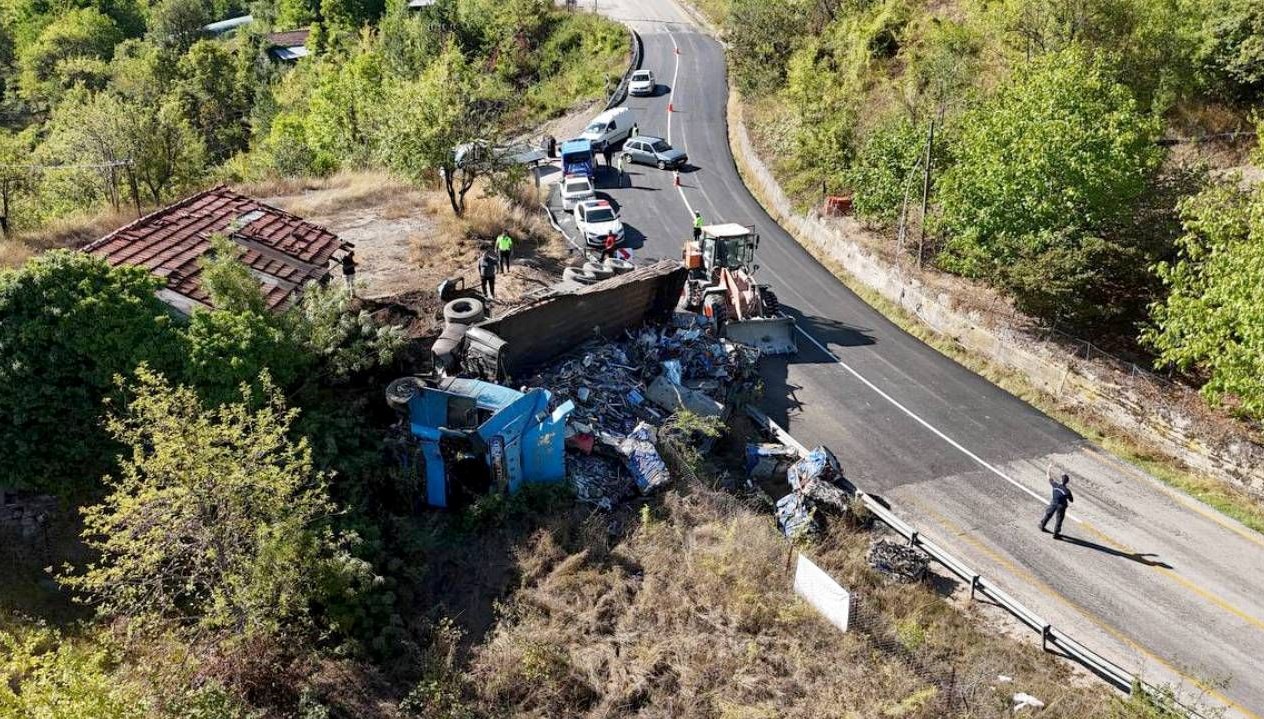 hurda yuklu tir devrildi surucu yaralandi Vszq6wQL