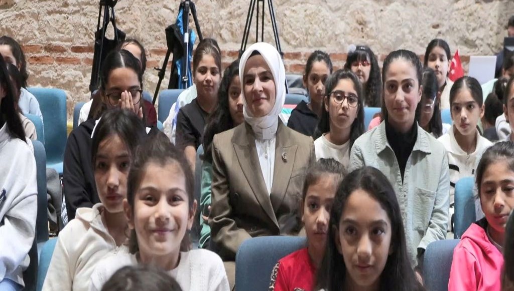 bakan goktas her kiz cocugunun icinde bir super kahraman var JhMiHf1j