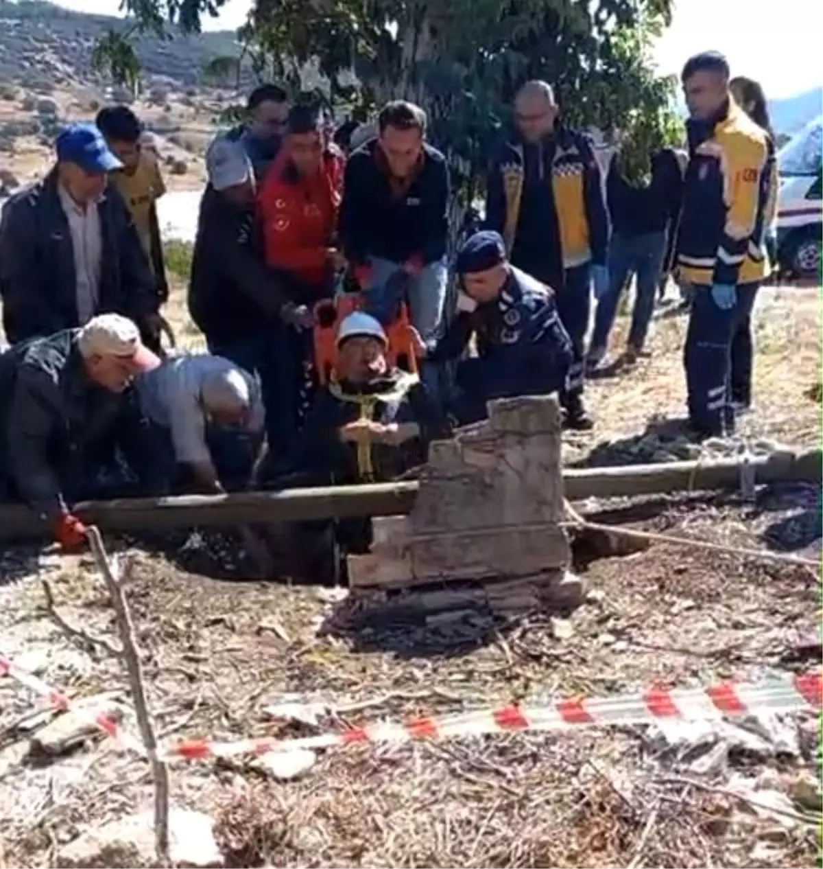 bucakta kuyuya dusen vatandas itfaiye ekipleri tarafindan kurtarildi Usz1lpU3.jpg