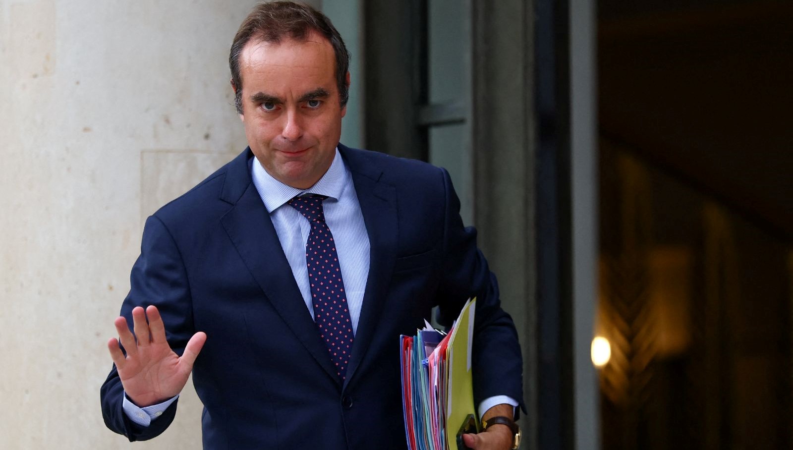 istifa etmisti macron lecornuyu yeniden basbakanliga atadi muTdYt1t