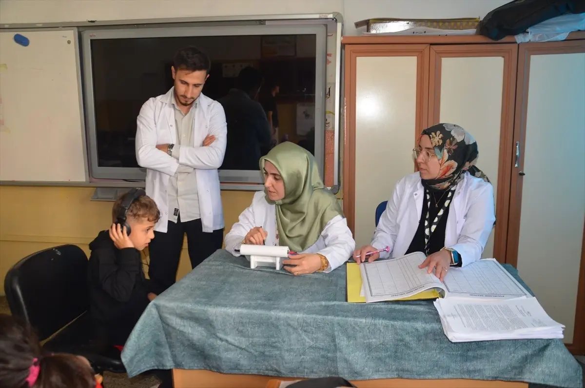 musta ogrencilere isitme testi uygulaniyor YeLSNVcy.jpg