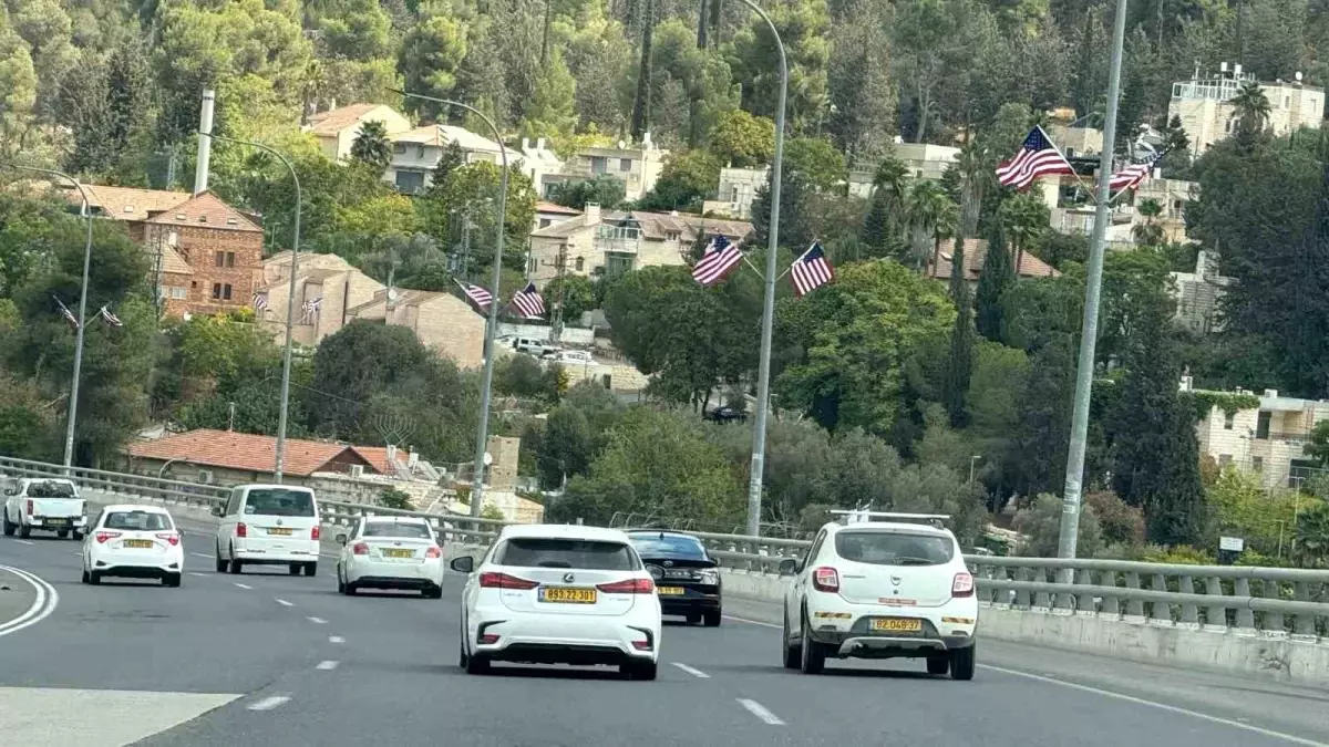 tel avivden kuduse ziyaretcileri abd bayraklari karsiliyor VTRZdtOm.jpg