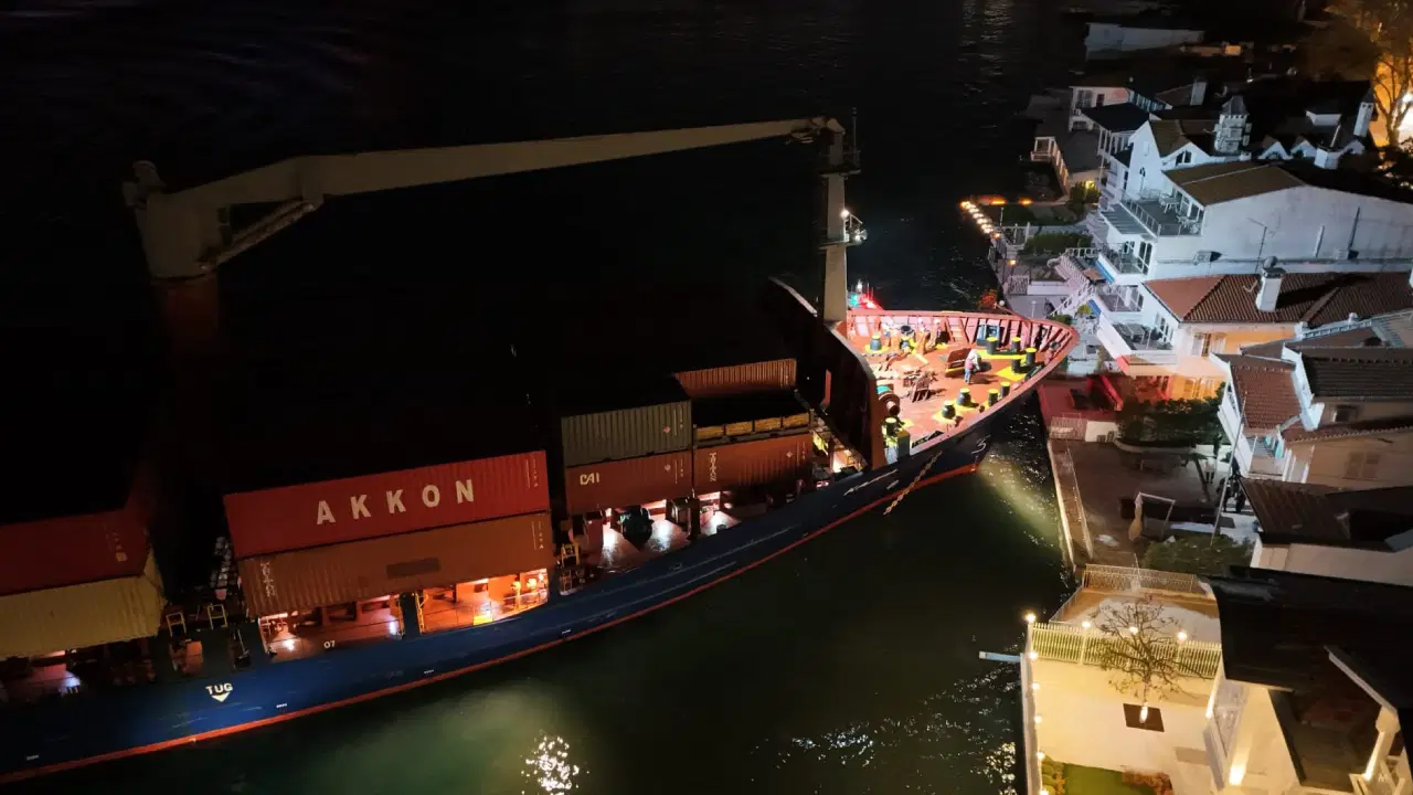 İstanbul Boğazı’nda Gemi Arızası: Yalıya Çok Yakın Durdu