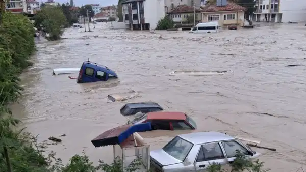 saganak-ve-dolu-alarmi-cadde-ve-sokaklar-gole-dondu-12-yarali-tGdCHvxM